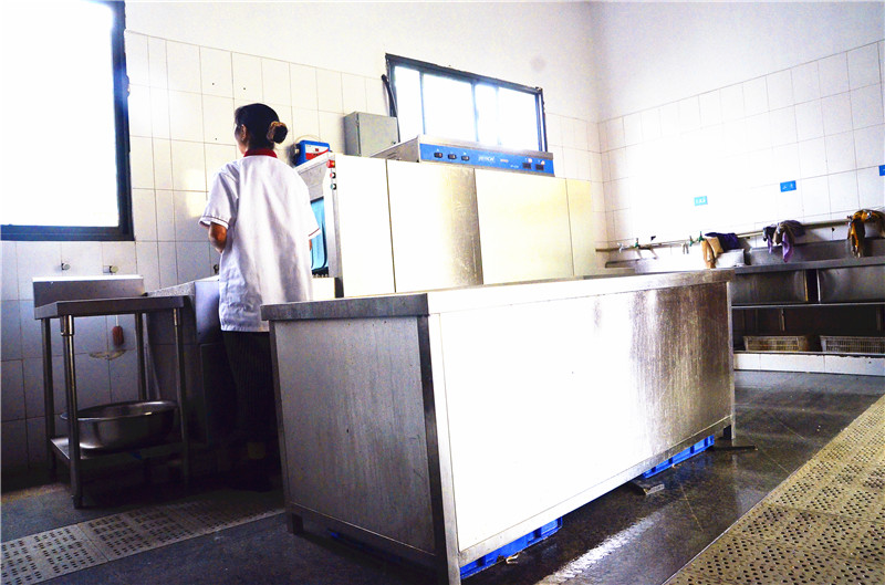 西华大学学校食堂大香蕉啪啪设备现场图片